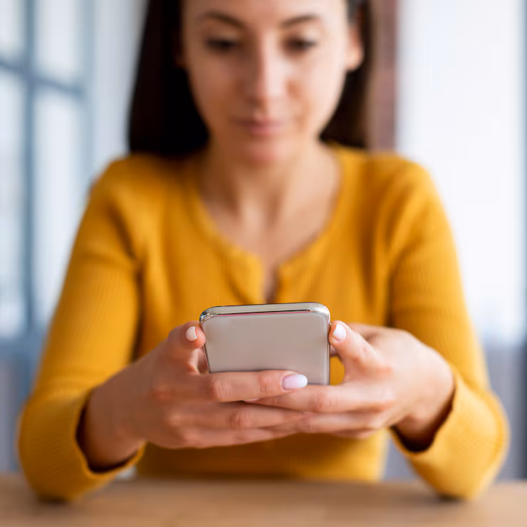 Móvil con chat de WhatsApp